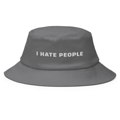 Produktfoto des bestickten Fischerhuts 'I HATE PEOPLE' von YourCapGuy auf einem weißen Hintergrund. Der Fischerhut ist in einem neutralen Farbton gehalten, wobei der aussagekräftige Schriftzug prominent platziert ist.