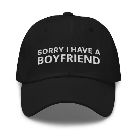 Bild eines Baseball-Caps mit dem Spruch 'SORRY I HAVE A BOYFRIEND' auf weißem Hintergrund. Lustiges Accessoire für Frauen, die lästiges Anbaggern vermeiden möchten. Hergestellt aus Baumwoll-Chino-Cord.