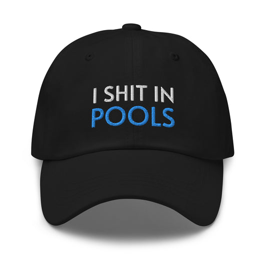 Bild eines Baseball-Caps mit dem provokanten Spruch 'I SHIT IN POOLS' auf weißem Hintergrund. Lustiges Accessoire für Pool-Enthusiasten mit unkonventionellem Humor. Hergestellt aus Baumwoll-Chino-Cord.