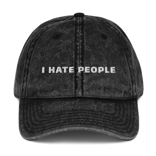 Produktbild der bestickten Vintage-Cap 'I HATE PEOPLE' von YourCapGuy auf einem weißen Hintergrund. Die Cap ist in einem schicken Vintage-Stil gehalten, der Schriftzug stellt einen humorvollen Kontrast dar.